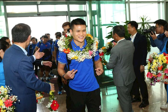 Các cầu thủ về tới sân bay Nội Bài