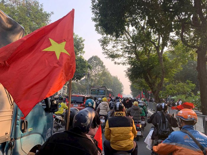 Những con đường rợp bóng cờ, ngập tràn tiếng hò reo và nụ cười của hàng triệu người dân.