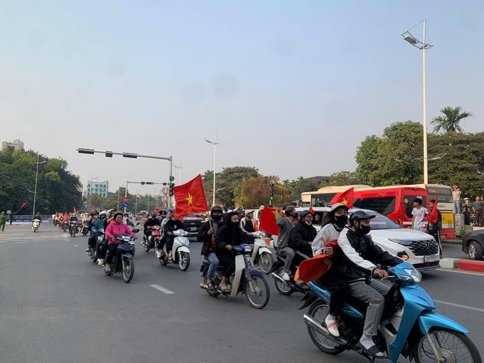 Tuyến đường Âu Cơ chiều này rợp bóng cờ, ngập tràn tiếng hò reo và nụ cười của người dân Thủ đô.
