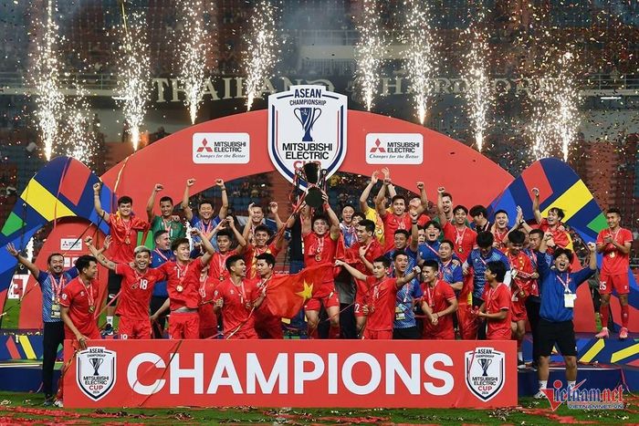 Khoảnh khắc đội trưởng Duy Mạnh nâng cao chiếc cúp vô địch ASEAN Cup 2024 (Ảnh: SN)