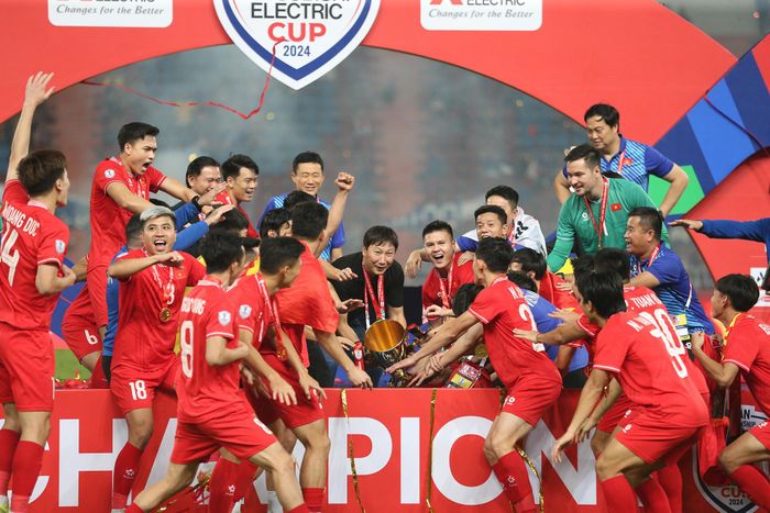 HLV Kim Sang Sik lần đầu được hưởng niềm vui của nhà vô địch Đông Nam Á.