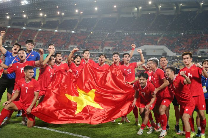 Sau 2 trận chung kết lượt đi và về, tuyển Việt Nam thắng chung cuộc 5-3, giành cúp vô địch ASEAN Cup.
