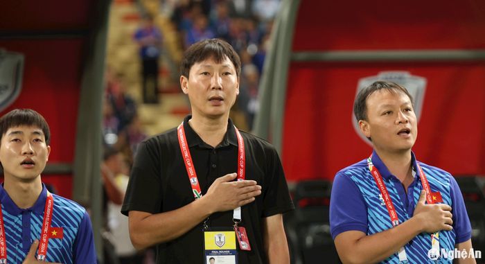 Huấn luyện viên Kim Sang-sik tiếp tục thể hiện cái duyên khi lên ngôi cùng Đội tuyển Việt Nam. Ảnh: Hải Hoàng