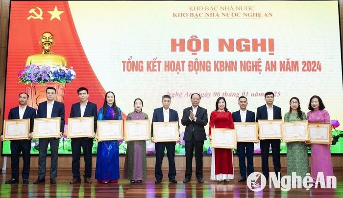 Được sự ủy quyền, đồng chí Bùi Thanh An - Ủy viên Ban Thường vụ Tỉnh ủy, Phó Chủ tịch UBND tỉnh trao Bằng khen của Thủ tướng Chính phủ cho 12 cá nhân Kho bạc Nhà nước Nghệ An. Ảnh: PV