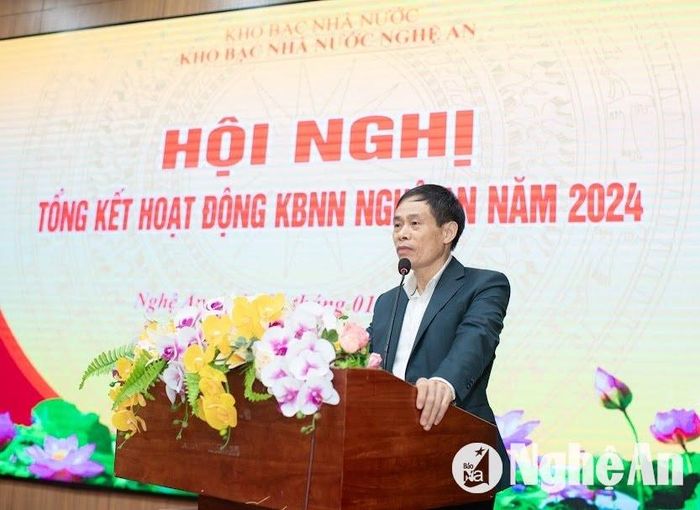 Phát biểu tại hội nghị, ông Nguyễn Đình Hòa - Bí thư Đảng ủy, Giám đốc Kho bạc Nhà nước Nghệ An cho biết, nhờ triển khai đồng bộ các giải pháp và phối hợp chặt chẽ với cơ quan thu, tập trung thu nhanh, đầy đủ, kịp thời các khoản thu vào ngân sách nhà nước, nên đảm bảo thu ngân sách nhà nước đạt 160,47% kế hoạch được giao. Ảnh: PV