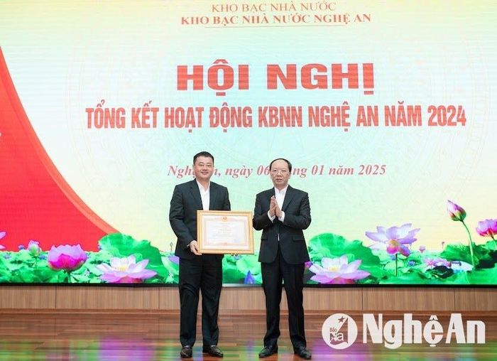 Được sự ủy quyền, đồng chí Bùi Thanh An - Ủy viên Ban Thường vụ Tỉnh ủy, Phó Chủ tịch UBND tỉnh trao Bằng khen của Thủ tướng Chính phủ cho Kho bạc Nhà nước huyện Quỳ Châu. Ảnh: PV