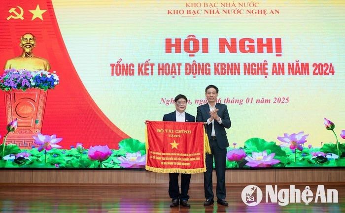 Đón nhận Cờ thi đua của Bộ Tài chính. Ảnh: PV
