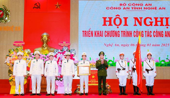 Trung tướng Phạm Thế Tùng - Thứ trưởng Bộ Công an trao Huân chương Chiến công hạng Nhất cho tập thể phòng PC02, Công an tỉnh Nghệ An. Ảnh: Phạm Bằng