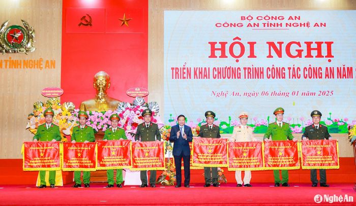 Phó Bí thư Tỉnh ủy, Chủ tịch UBND tỉnh Lê Hồng Vinh trao Cờ thi đua của UBND tỉnh tặng 8 tập thể đơn vị cơ sở thuộc Công an tỉnh Nghệ An. Ảnh: Phạm Bằng