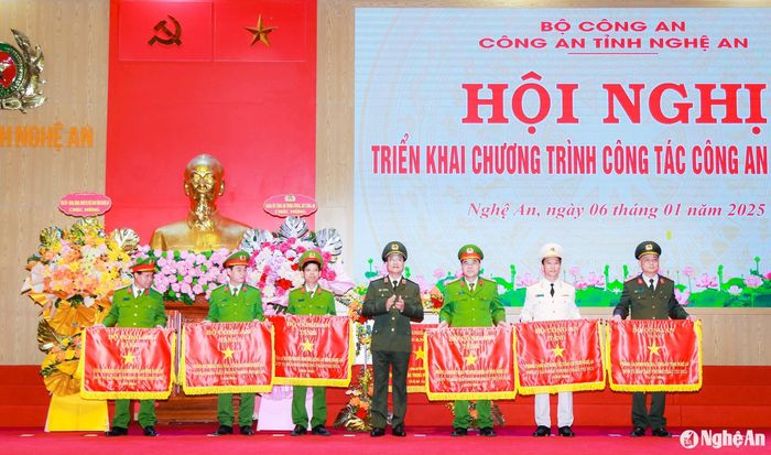 Trung tướng Phạm Thế Tùng - Thứ trưởng Bộ Công an trao Cờ thi đua của Bộ Công an tặng 6 tập thể đơn vị cơ sở thuộc Công an tỉnh Nghệ An. Ảnh: Phạm Bằng