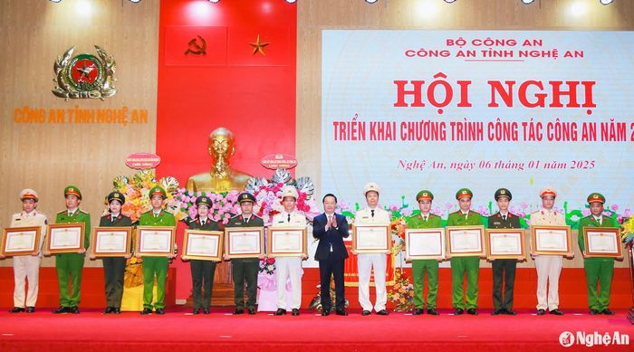 Bí thư Tỉnh ủy Nguyễn Đức Trung trao Huân chương Chiến công hạng Ba và Bằng khen của Thủ tướng Chính phủ cho 3 tập thể, 10 cá nhân thuộc Công an tỉnh Nghệ An. Ảnh: Phạm Bằng