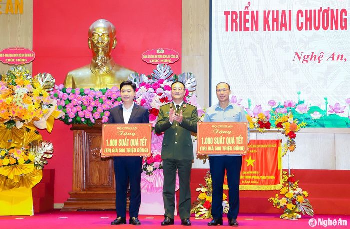 Trung tướng Phạm Thế Tùng Tùng - Thứ trưởng Bộ Công an trao trao 2.000 suất quà Tết trị giá 1 tỷ đồng Bộ Công an tặng người nghèo 2 huyện Kỳ Sơn và Tương Dương. Ảnh: Phạm Bằng