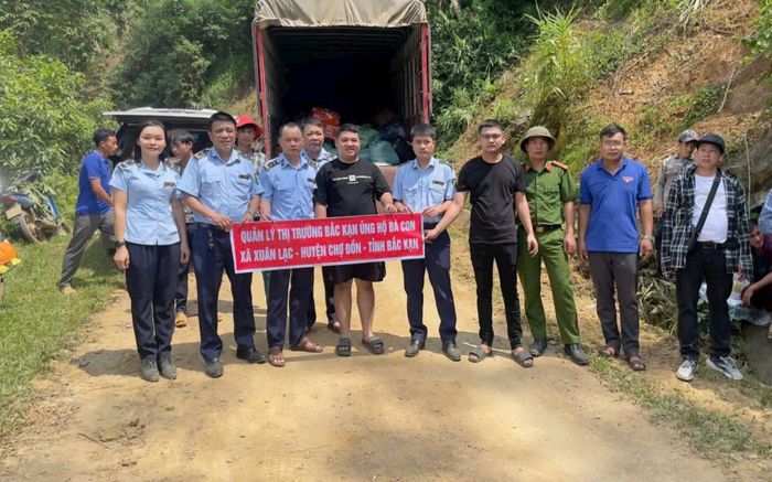  Cục QLTT Bắc Kạn hỗ trợ người dân và kiểm tra thị trường tại vùng ảnh hưởng bão lũ trên địa bàn tỉnh Bắc Kạn 