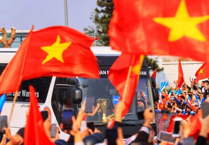 Khá đông cổ động viên có mặt tại sân bay Nội Bài để chào đón đội tuyển Việt Nam. Ảnh: Tuấn Anh - TTXVN