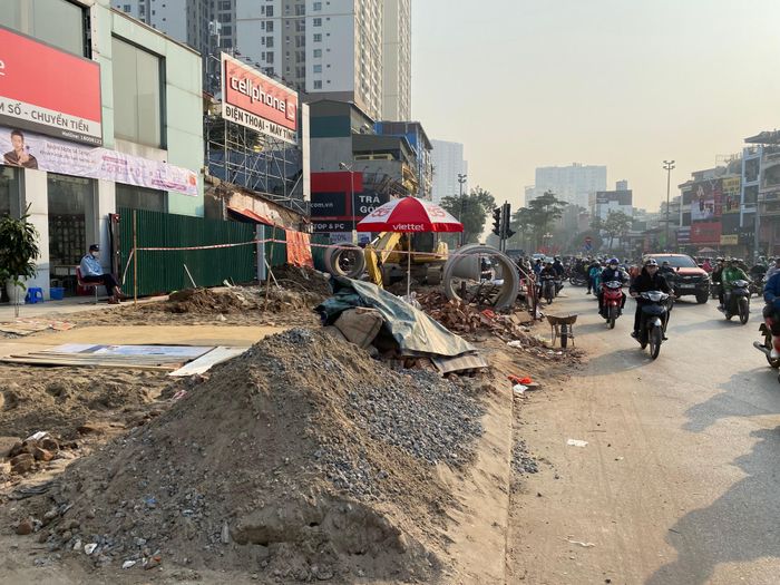 Bụi, đất chất đống ven đường Tân Mai (Hoàng Mai, Hà Nội). Ảnh: Trường Phong.