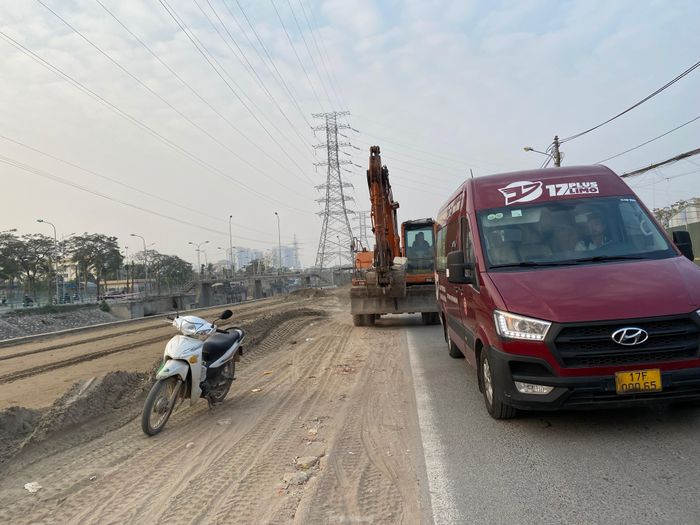 Công trường thi công mở rộng đường Tam Trinh (Hoàng Mai, Hà Nội) không có biện pháp che chắn, phát sinh nhiều bụi bẩn. Ảnh: Trường Phong.