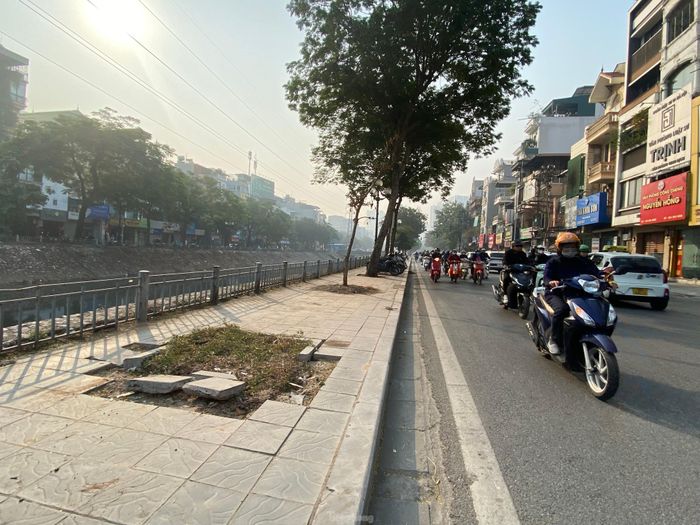 Nhiều đoạn tuyến vỉa hè trên địa bàn thành phố Hà Nội hư hỏng do cây bị gãy, đổ sau bão Yagi đến nay vẫn chưa được sửa chữa. Ảnh: Trường Phong.