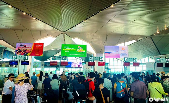 Lượng hành khách di chuyển bằng máy bay tăng vọt trong dịp Tết. Ảnh: Q.A