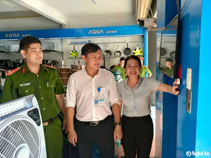 Chuông báo cháy được lắp đặt tại các hộ gia đình trong tổ liên gia, trong đó có những hộ nhà ở kết hợp kinh doanh. Ảnh tư liệu: Q.A