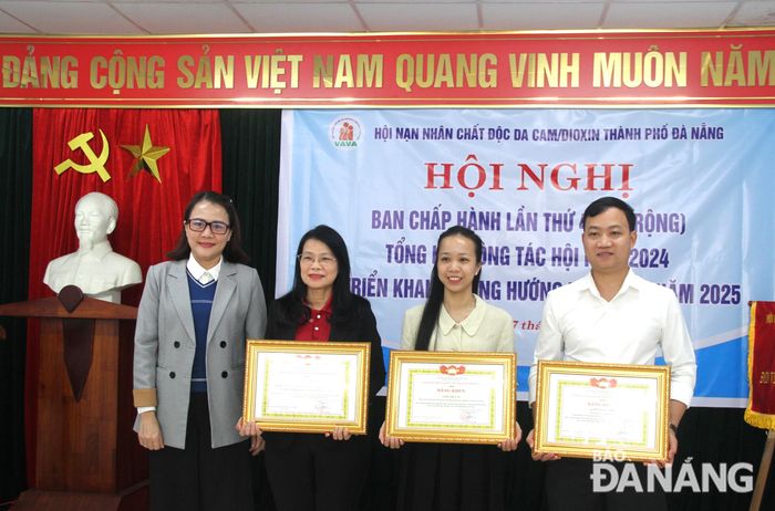 Phó Chủ tịch Ủy ban MTTQ Việt Nam thành phố Trần Thị Mẫn (bên trái) trao bằng khen cho các cá nhân, tập thể. Ảnh: L.P
