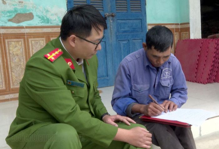 Chủ phương tiện ký cam kết không lưu hành xe công nông tham gia giao thông.