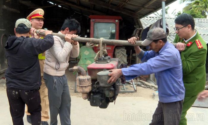 Nhân dân tự nguyện tháo dỡ đầu máy, chuyển đổi phương tiện vận tải.