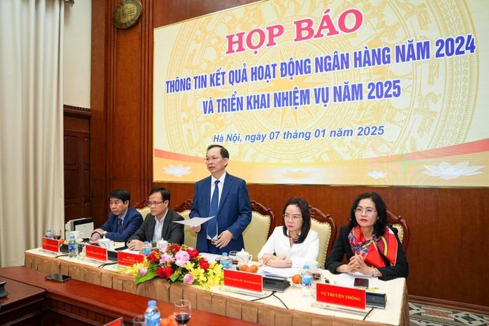 Phó Thống đốc Thường trực Đào Minh Tú cùng đại diện lãnh đạo một số vụ, cục trả lời câu hỏi của phóng viên tại họp báo