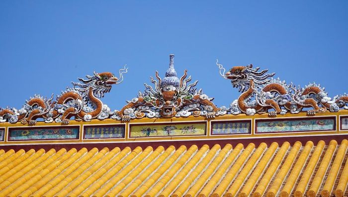 Tạo hình la hầu đội hồ lô trên nóc điện Thái Hòa (Thừa Thiên - Huế). Ảnh: Sơn Thủy