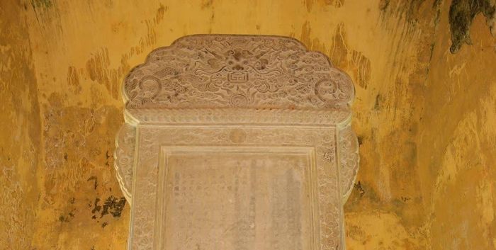 Đồ án chính diện long ngậm chữ thọ trên một văn bia đặt tại Văn Miếu (Thừa Thiên - Huế). Ảnh: TL