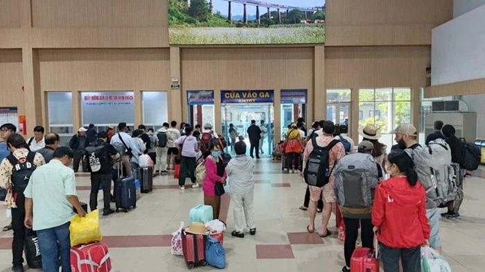 Hành khách tại phòng đợi tàu Ga Sài Gòn chuẩn bị lên tàu.