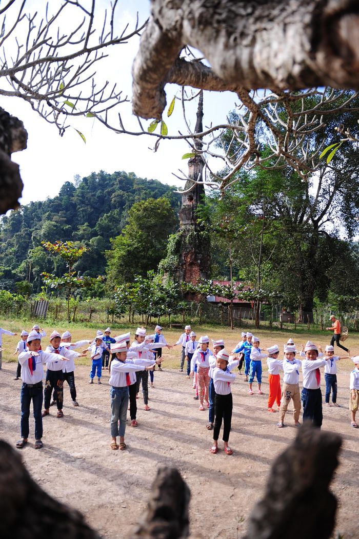 Hằng ngày, các em học sinh vẫn hăng say học tập, rèn luyện dưới chân tháp cổ. Ảnh: Tiến Đông
