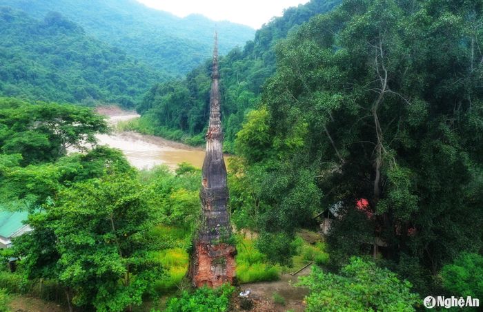 Ngọn tháp Xốp Lợt (hay còn gọi là tháp Yên Hòa), nằm cách bờ sông Nậm Nơn không xa. Ảnh: Nguyễn Đạo