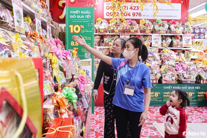Tại hầu hết các siêu thị, các mặt hàng tiêu dùng thiết yếu dịp Tết được trưng bày tại các vị trí bắt mắt. Đồng thời, hàng loạt siêu thị đã tung ra các chương trình khuyến mại nhằm hút khách sắm Tết sớm. Ảnh: T.P