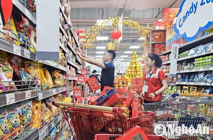 Ông Nghiêm Sỹ Thành - Giám đốc siêu thị Lotte Mart Vinh cho biết: "Năm nay, chúng tôi đã chuẩn bị chu đáo hàng hóa Tết với 15.000 mã hàng, trị giá 17 tỷ đồng phục vụ nhu cầu của khách hàng. Tất cả các mã hàng đều bình ổn giá và đều có các chương trình khuyến mãi đi kèm kích cầu mua sắm”. Ảnh: T.P