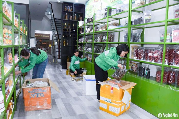 Một gian hàng chuyên kinh doanh sản phẩm OCOP địa phương tại thị xã Hoàng Mai thuê thêm nhân công để đóng gói, nhận đơn và vận chuyển cho khách đặt hàng Tết. Ảnh: T.P