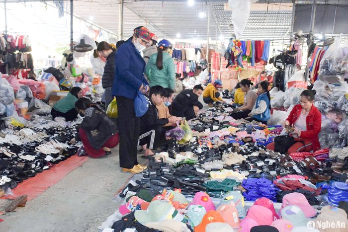 Tại các chợ dân sinh, không khí mua sắm cũng đã bắt đầu sôi động. Trong ảnh: Một gian hàng bán giày, dép ở chợ Quỳnh Thiện (thị xã Hoàng Mai). Ảnh: T.P