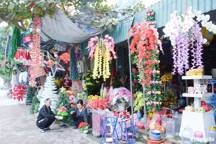 Các mặt hàng trang trí Tết như hoa lụa, hoa giấy, đèn nháy, bình hoa… ở các chợ quê cũng khá đắt khách. Ảnh: T.P
