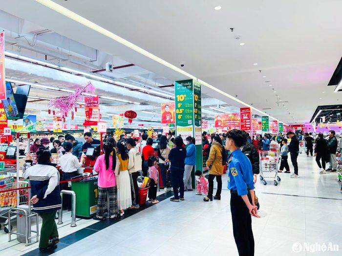 Sức mua hàng hóa Tết đã tăng dần, doanh thu những ngày này tăng 20-30% so với ngày thường. Đa phần là các mặt hàng bánh kẹo, nước ngọt, đồ khô… Ảnh: T.P