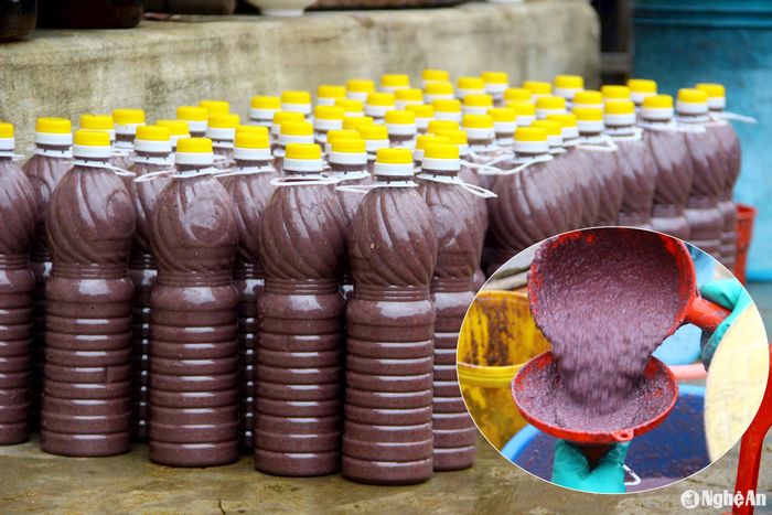 Không chỉ nước mắm, các sản phẩm chế biến từ hải sản khác như mắm tôm, ruốc chua... cũng được tăng cường sản xuất phục vụ thị trường Tết. Ảnh: Q.A