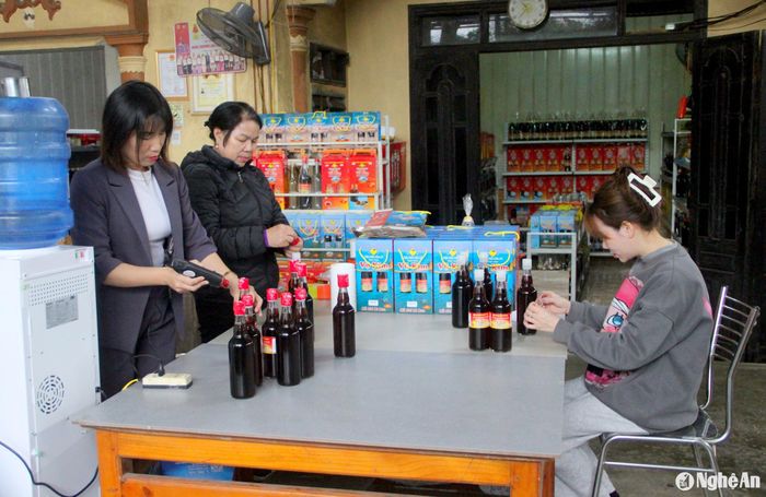 Nước mắm sau khi hoàn tất các quy trình sản xuất sẽ được dán nhãn mác và cung ứng cho thị trường. Ảnh: Q.A