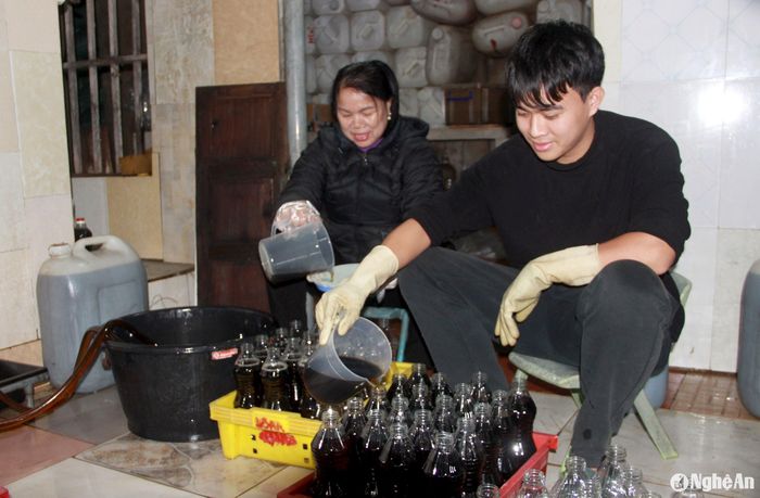 Làng nghề chế biến nước mắm Hải Giang 1, phường Nghi Hải, thành phố Vinh là một trong những làng nghề sản xuất nước mắm có truyền thống lâu đời trên địa bàn tỉnh Nghệ An. Những ngày cận Tết, bà con nơi đây đang tập trung sản xuất để cung ứng cho thị trường. Theo thống kê, mỗi năm làng nghề cung cấp khoảng 1 triệu lít nước mắm các loại. Ảnh: Q.A