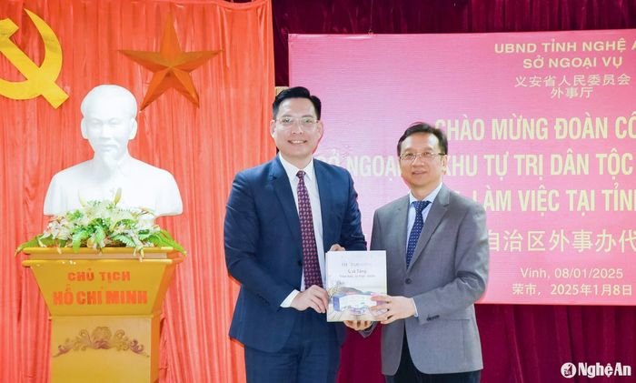 Lãnh đạo Sở Ngoại vụ Nghệ An tặng quà lưu niệm cho Sở Ngoại vụ Quảng Tây (Trung Quốc). Ảnh: T.L