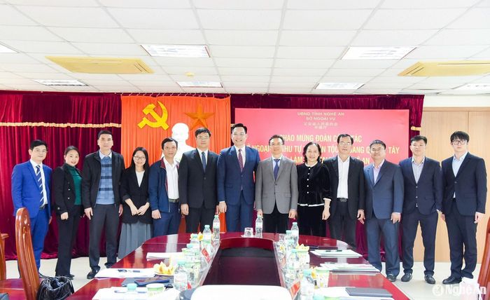 Các đại biểu chụp ảnh lưu niệm. Ảnh: T.L