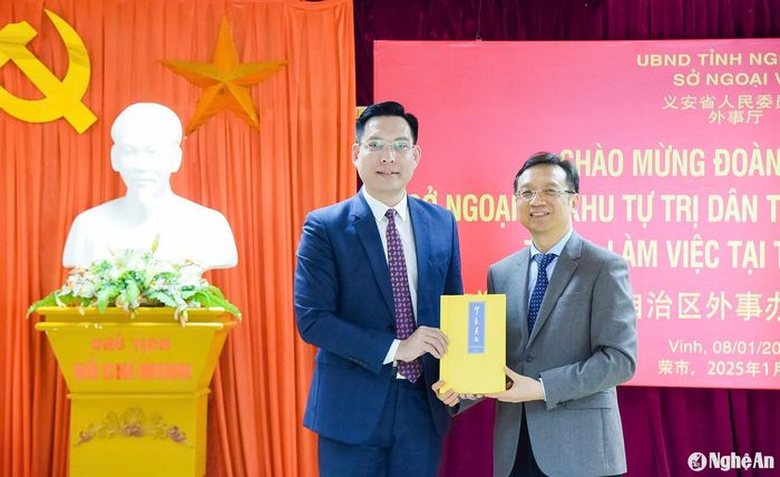 Lãnh đạo Sở Ngoại vụ Quảng Tây (Trung Quốc) tặng quà lưu niệm cho Sở Ngoại vụ Nghệ An. Ảnh: T.L