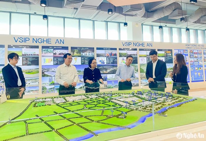 Đoàn công tác của Sở Ngoại vụ Quảng Tây, Trung Quốc khảo sát, tìm hiểu tại Khu Công nghiệp VSIP Nghệ An. Ảnh: PV