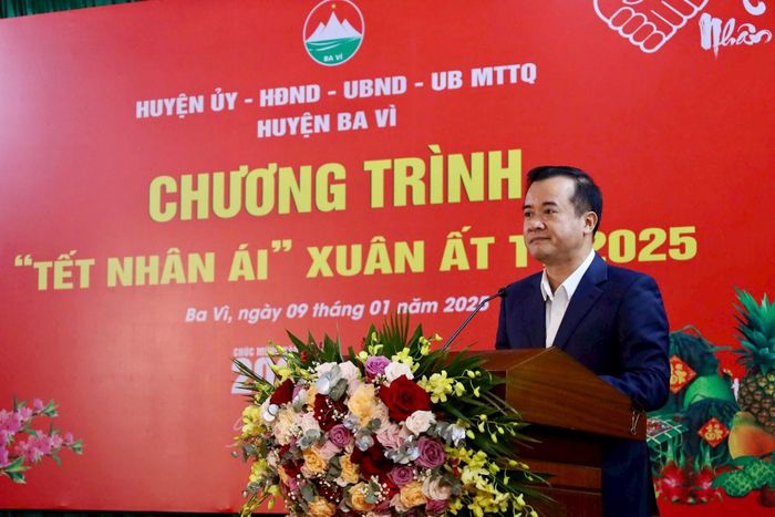 Chủ tịch UBND huyện Ba Vì Đỗ Mạnh Hưng phát biểu tại chương trình.