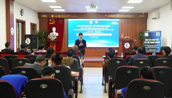  Diễn đàn giao lưu cùng sinh viên. 