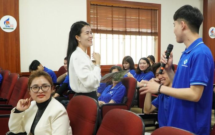  Trao đổi, tư vấn cho sinh viên về chương trình du học tại Đại học Gimcheon (Hàn Quốc). 