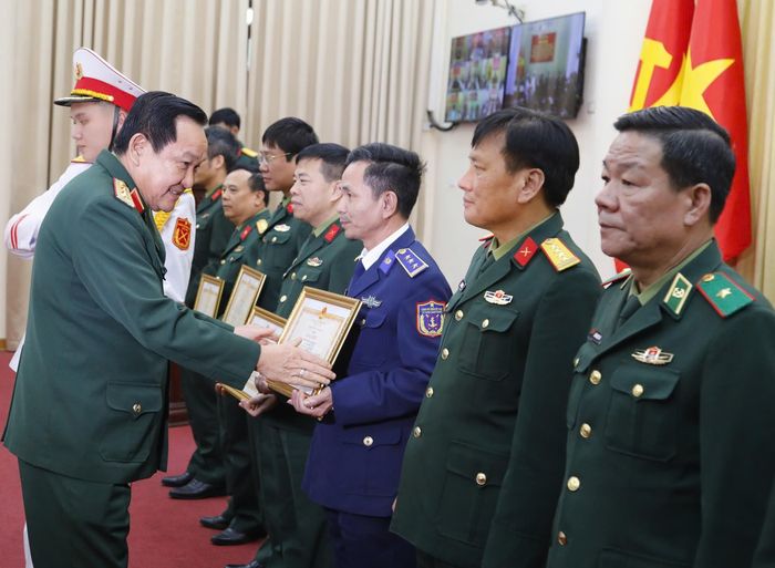 Thượng tướng Võ Minh Lương trao Bằng khen của Bộ trưởng Bộ Quốc phòng tặng các tập thể đạt thành tích xuất sắc trong triển khai thực hiện Đề án 1371 giai đoạn 2021-2024.