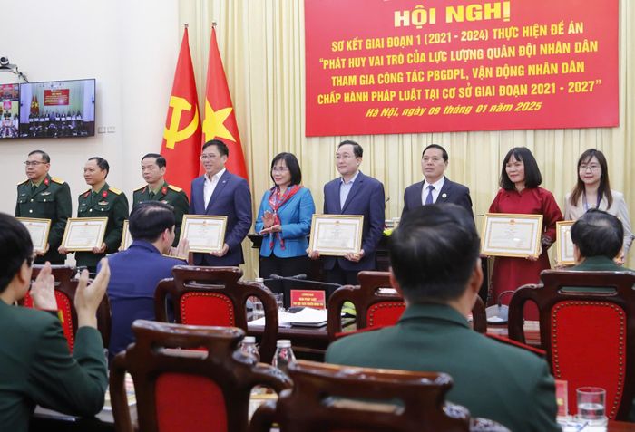 Thứ trưởng Bộ Tư pháp Đặng Hoàng Oanh trao Bằng khen của Bộ trưởng Bộ Quốc phòng tặng các tập thể đạt thành tích xuất sắc trong triển khai thực hiện Đề án 1371 giai đoạn 2021-2024.
